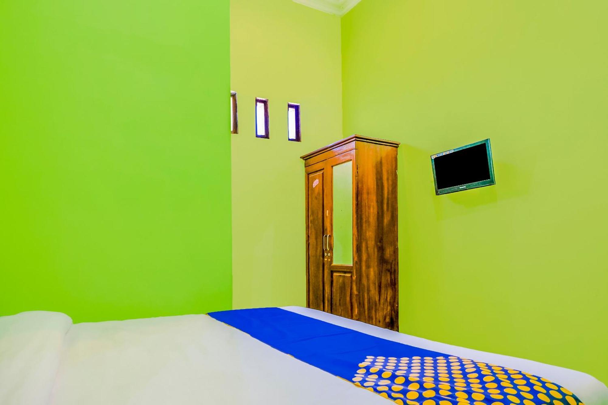 Super Oyo 1759 Family Residence Kediri  Esterno foto