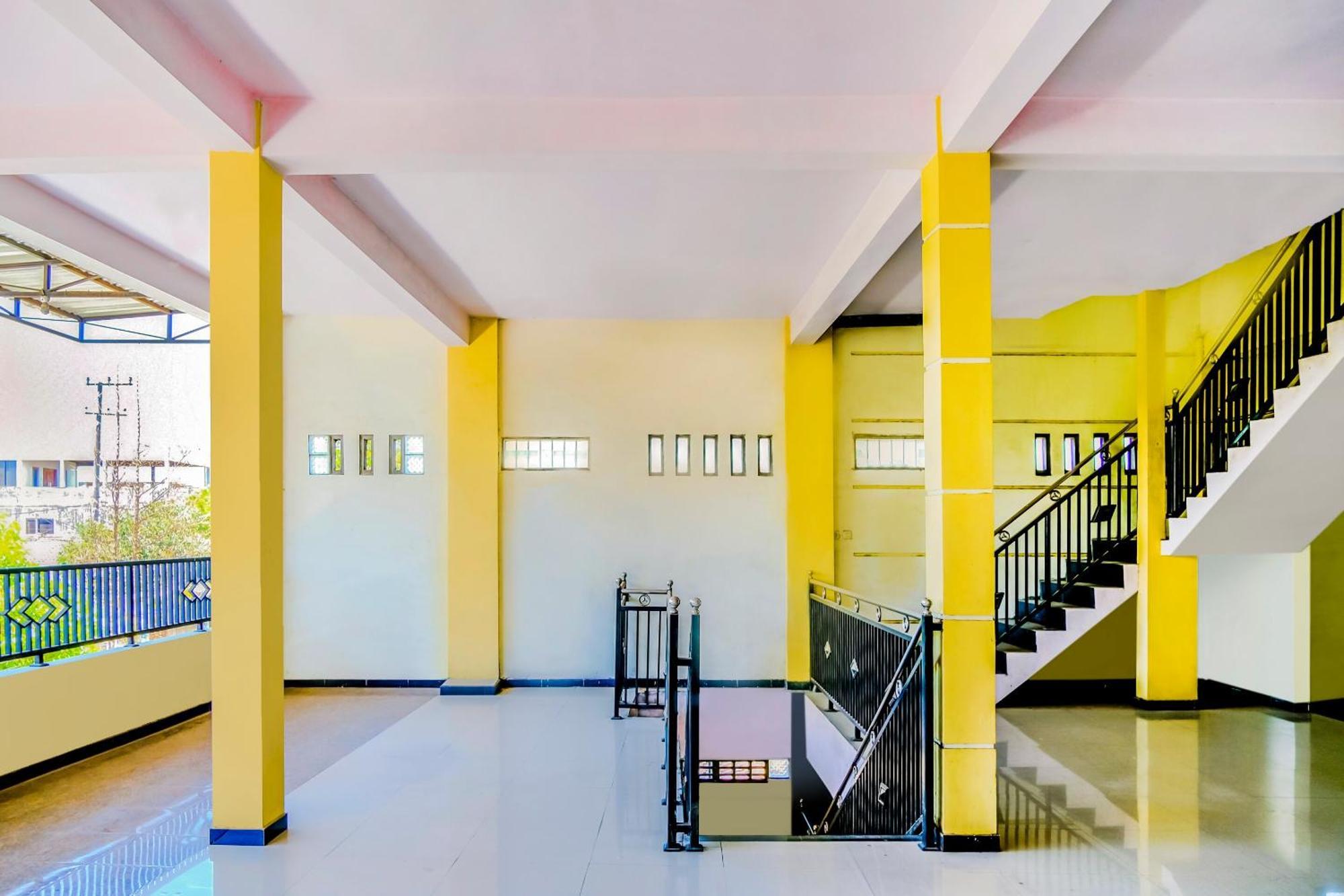 Super Oyo 1759 Family Residence Kediri  Esterno foto