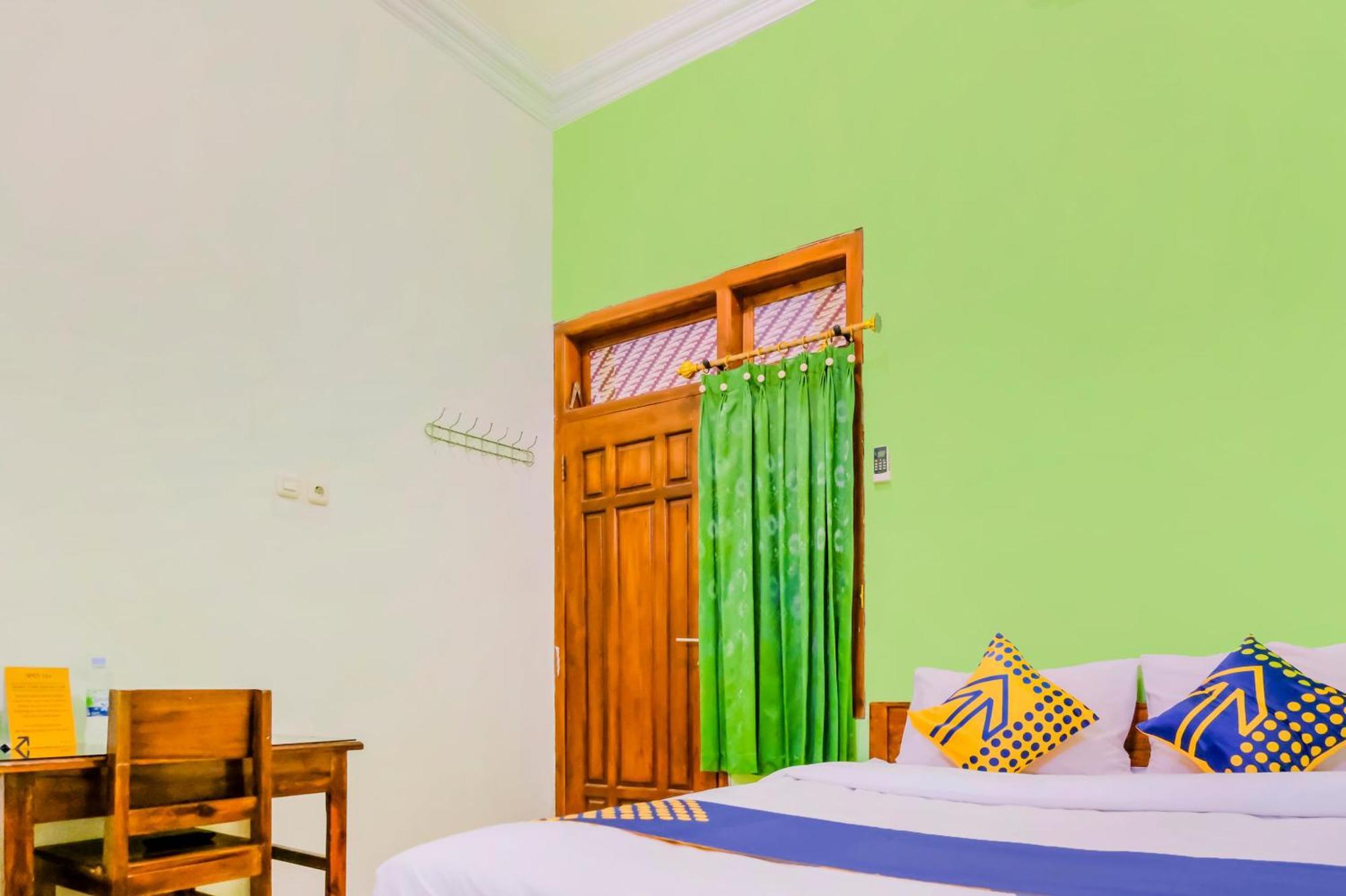 Super Oyo 1759 Family Residence Kediri  Esterno foto
